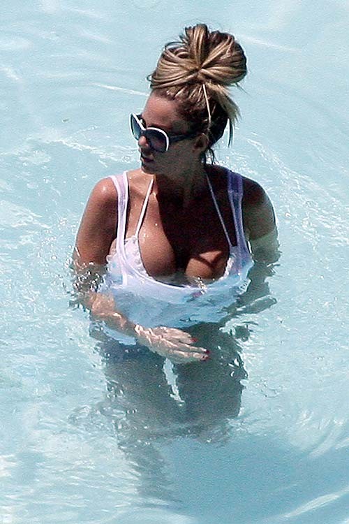 Katie price haciendo una paja a su novio en la playa
 #75262142