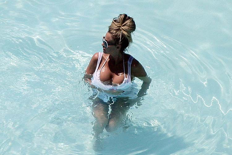 Katie Price gibt ihrem Freund am Strand einen Handjob
 #75262151