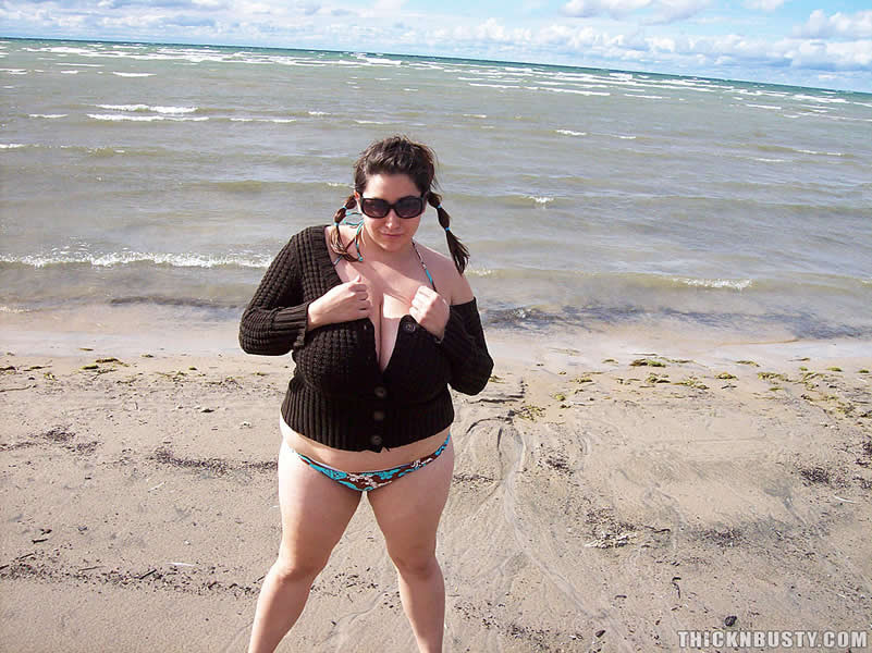 Morena tetona mostrando sus tetas en la playa
 #74971075