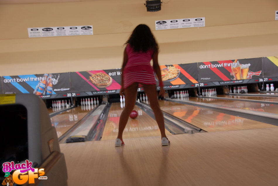 Amateur gf nero bowling e scivolare fuori le mutandine per mostrare il bottino
 #68442804