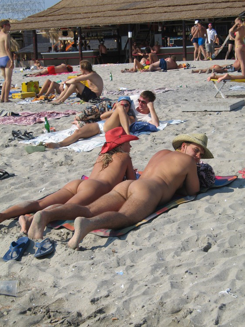 Una morena se divierte desnuda en una playa pública
 #72246861