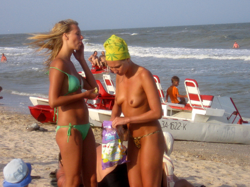 Une brune s'amuse à être nue sur une plage publique.
 #72246874