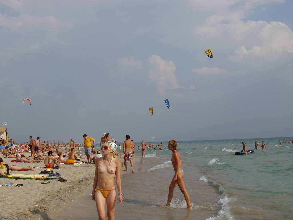 Una morena se divierte desnuda en una playa pública
 #72246901