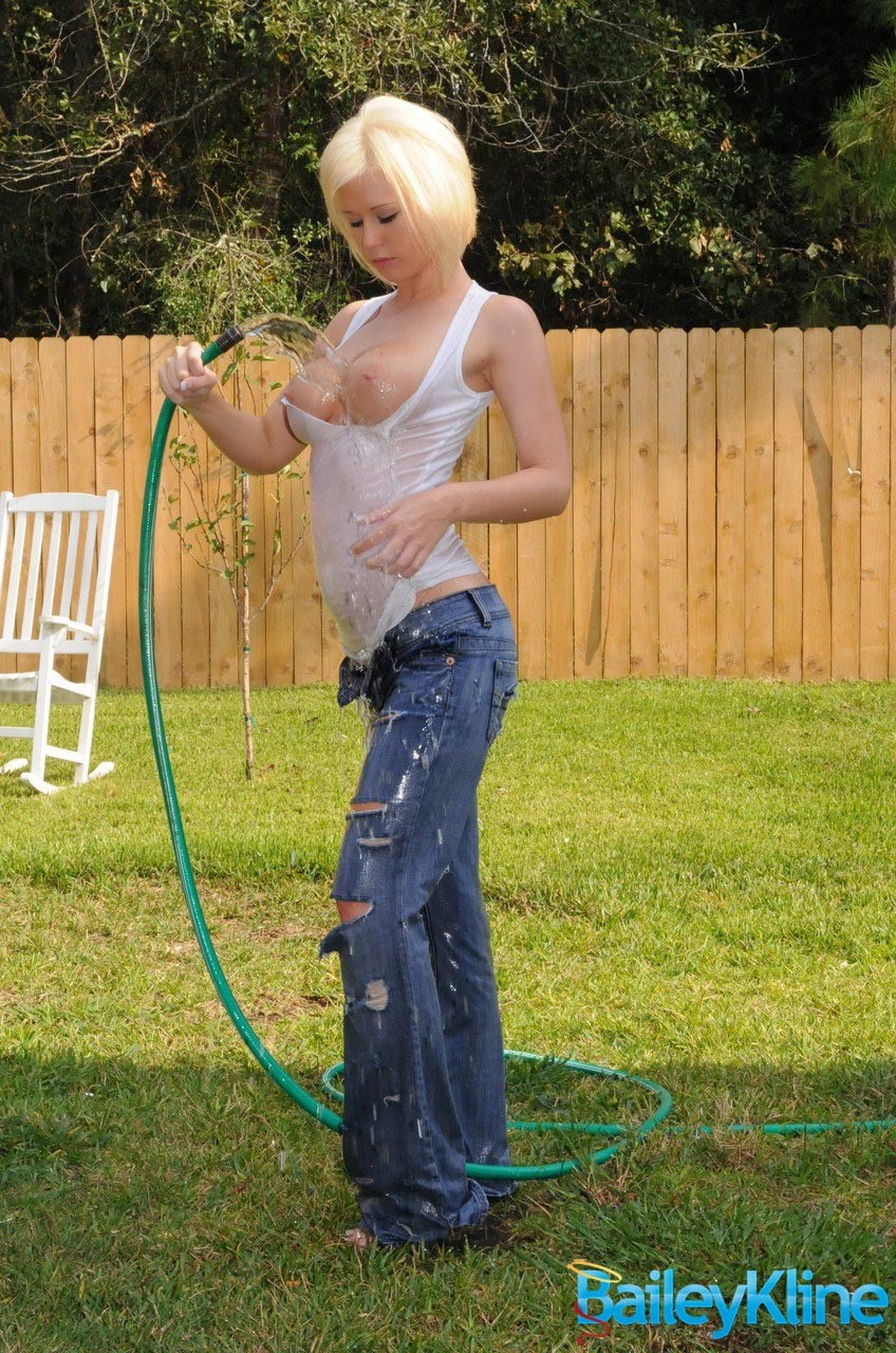 Joven rubia de grandes tetas en camisa mojada al aire libre
 #73087342