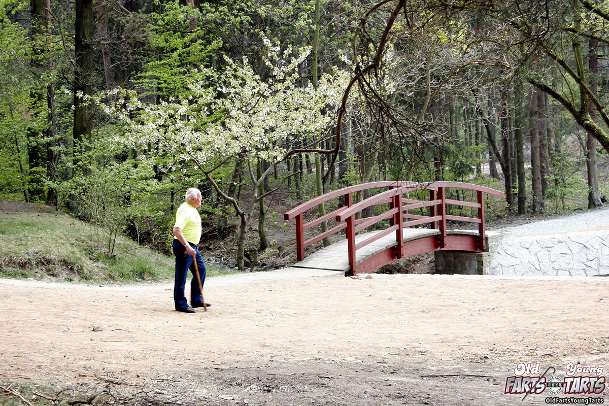 Abuelo cachondo ve un coño joven para follar caminando en el parque
 #74324493
