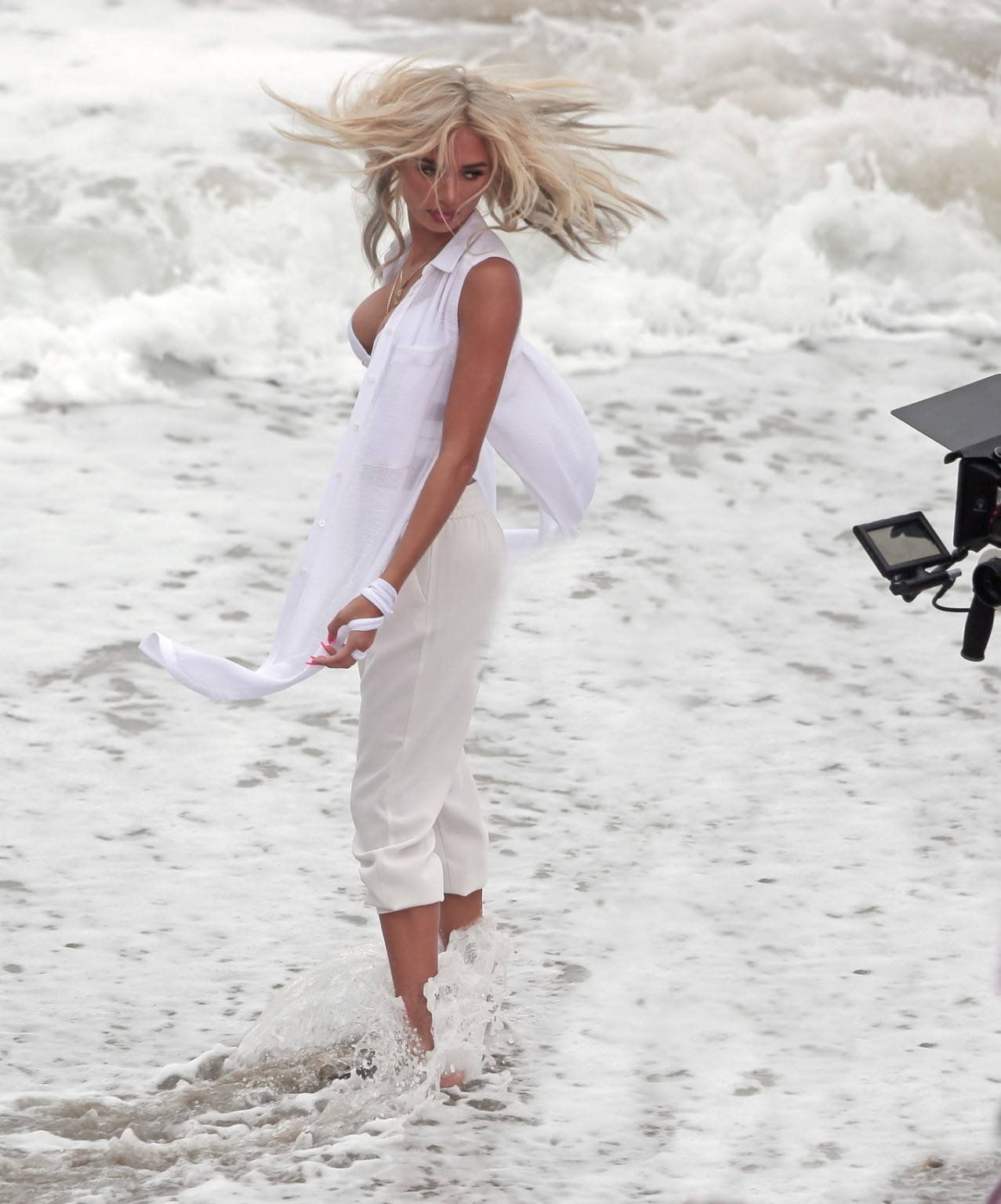 Pia mia perez tetona en diminuto bikini blanco grabando un video musical en la playa de l
 #75162392