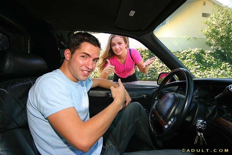 Jeune auto-stoppeuse suçant une bite dans une voiture
 #74986214
