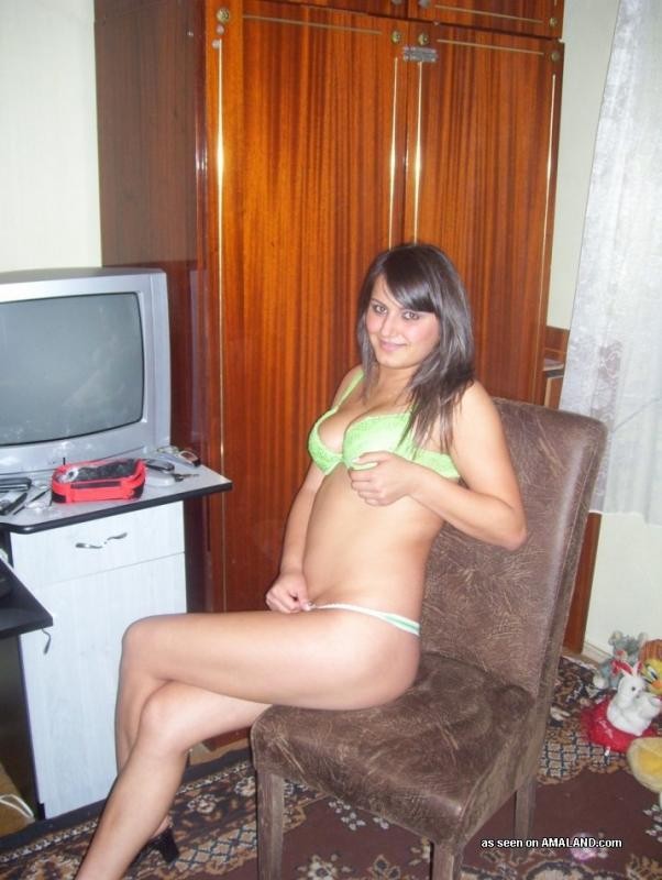 Auswahl eines spanischen Amateur-Babes, das mit ihren Titten spielt
 #77029448