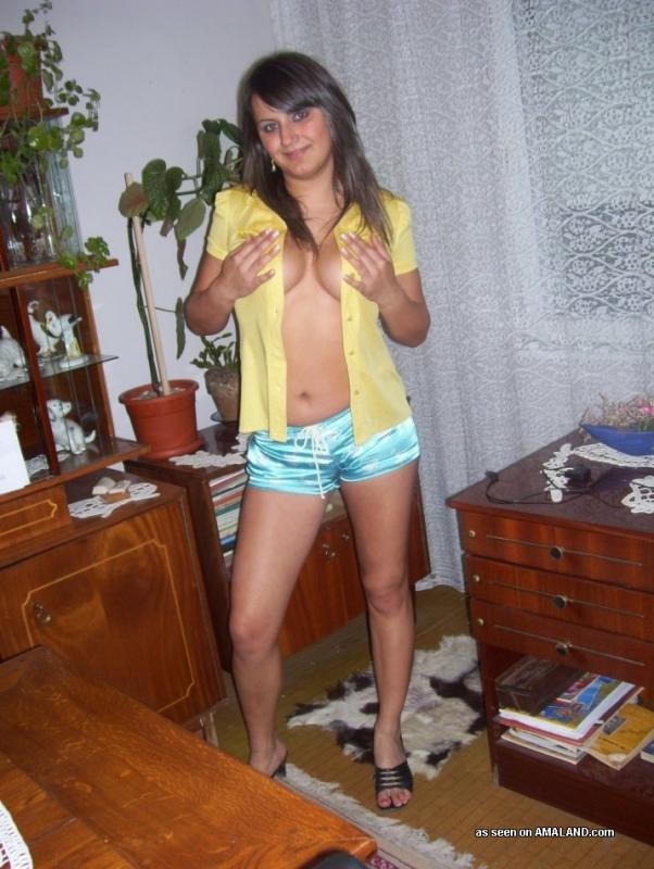 Auswahl eines spanischen Amateur-Babes, das mit ihren Titten spielt
 #77029456