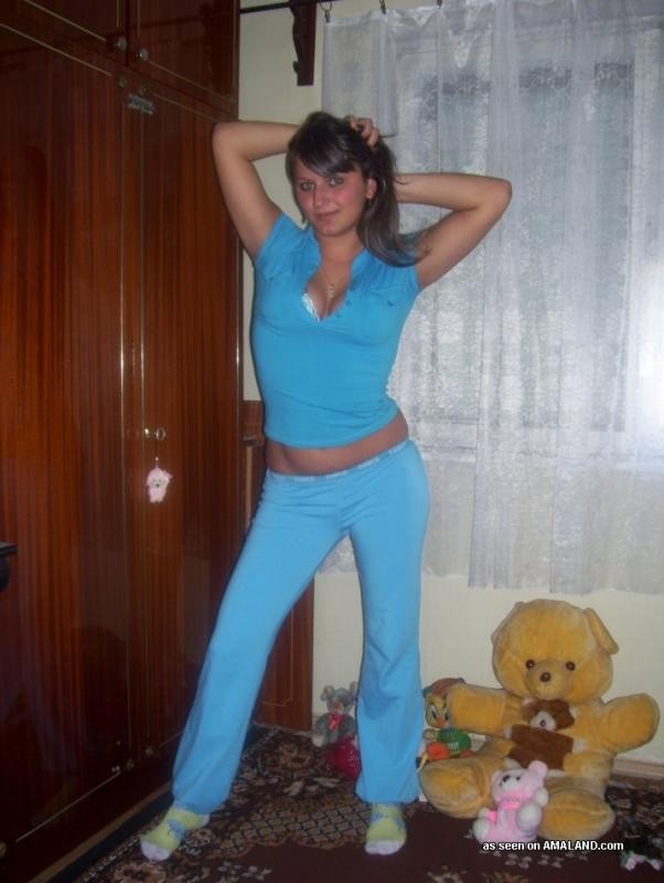 Auswahl eines spanischen Amateur-Babes, das mit ihren Titten spielt
 #77029469