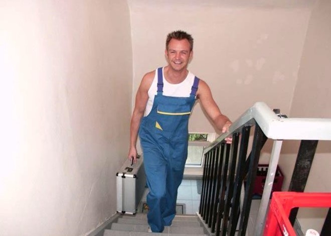 Un especialista en fontanería y el inquilino chupando placer en una cocina
 #76976689
