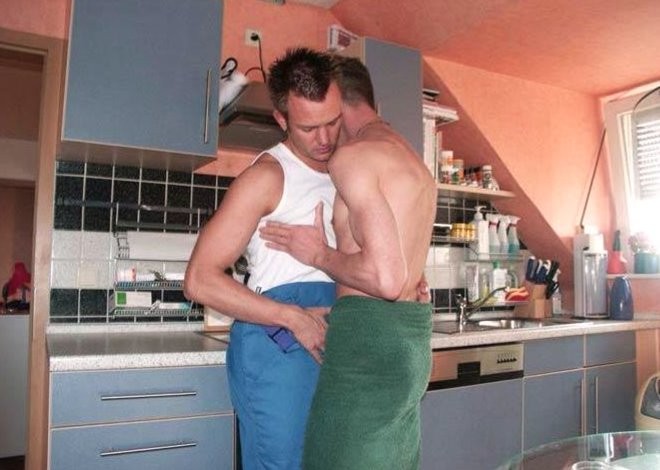 Un especialista en fontanería y el inquilino chupando placer en una cocina
 #76976711