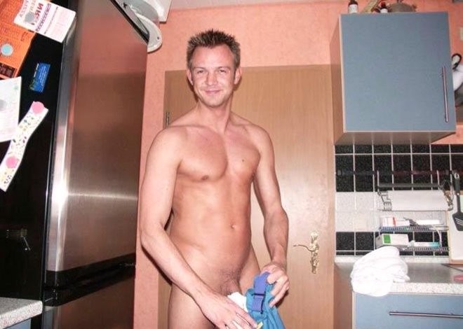 Un especialista en fontanería y el inquilino chupando placer en una cocina
 #76976760