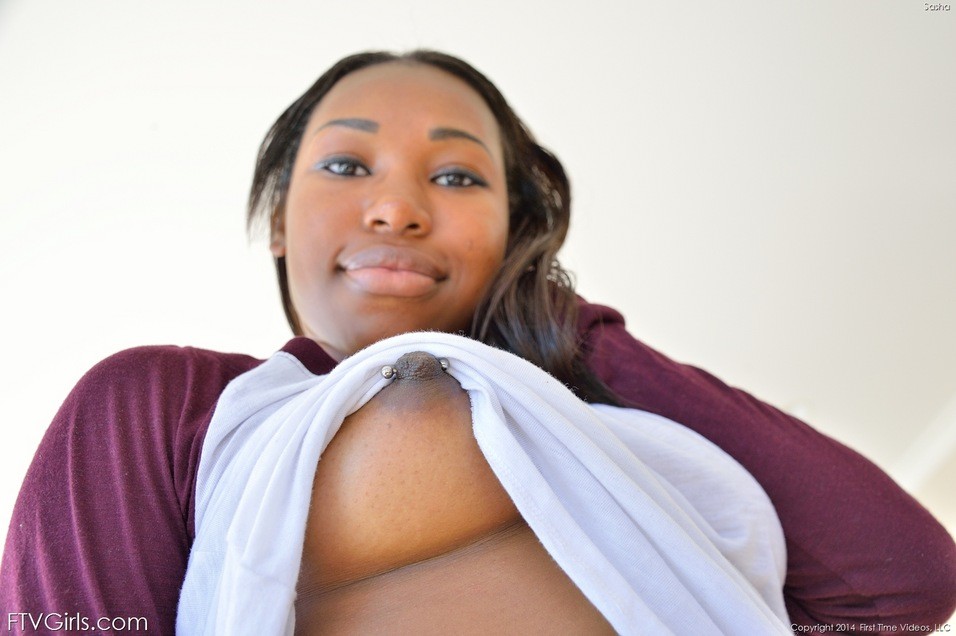 セクシーなエボニーガールがプッシーをディルドする
 #79481322