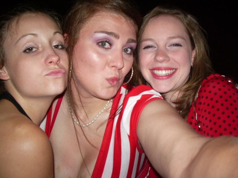Schmutzige Teens nehmen ihre eigenen Bilder
 #78403324