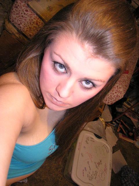 Schmutzige Teens nehmen ihre eigenen Bilder
 #78403353