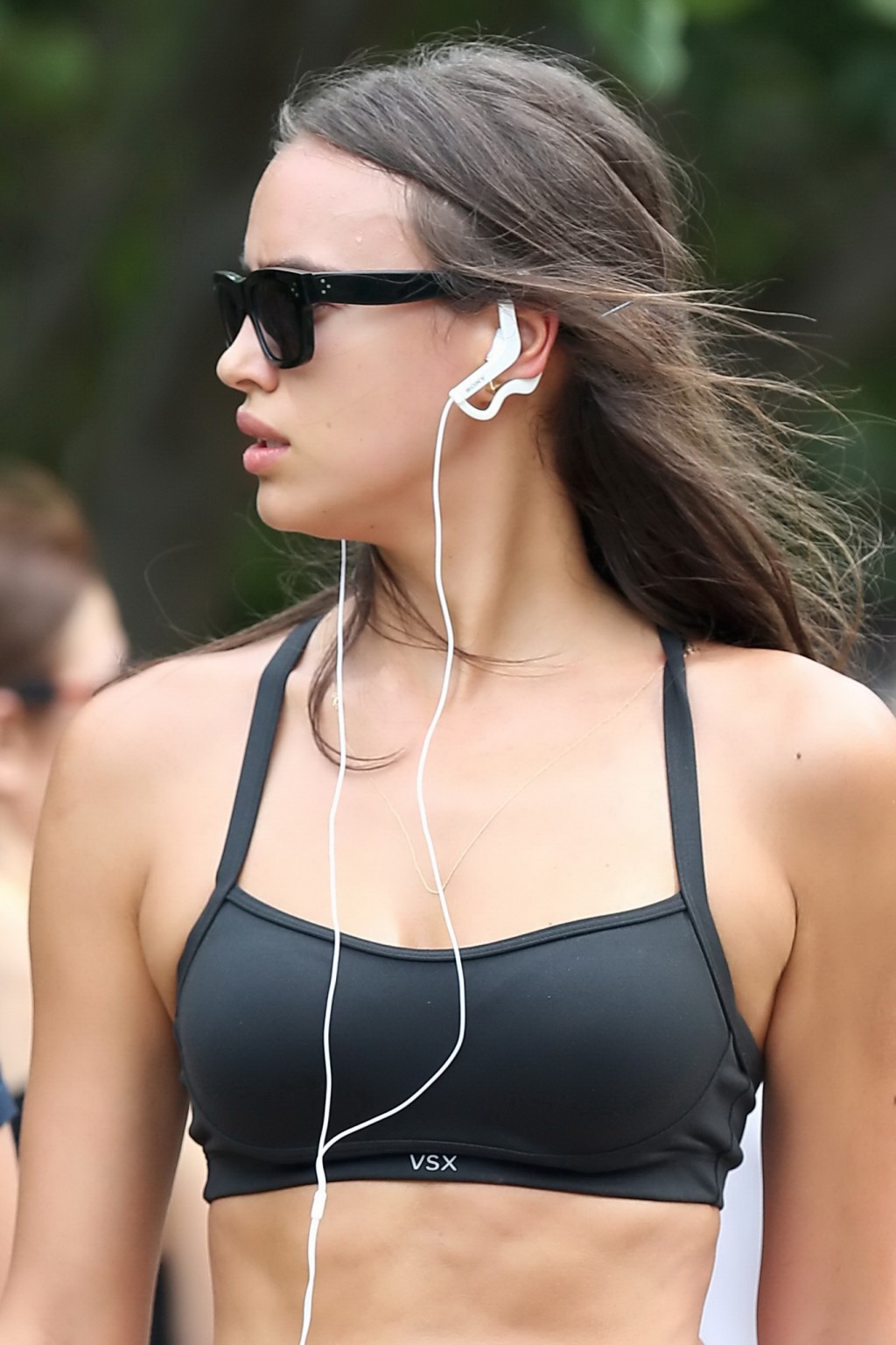 Irina Shayk in einem knappen Sport-BH und Shorts auf dem Weg zum Strand in Miami
 #75223735