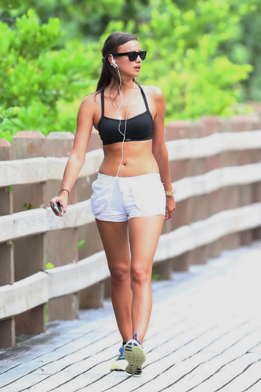 Irina Shayk in einem knappen Sport-BH und Shorts auf dem Weg zum Strand in Miami
 #75223793