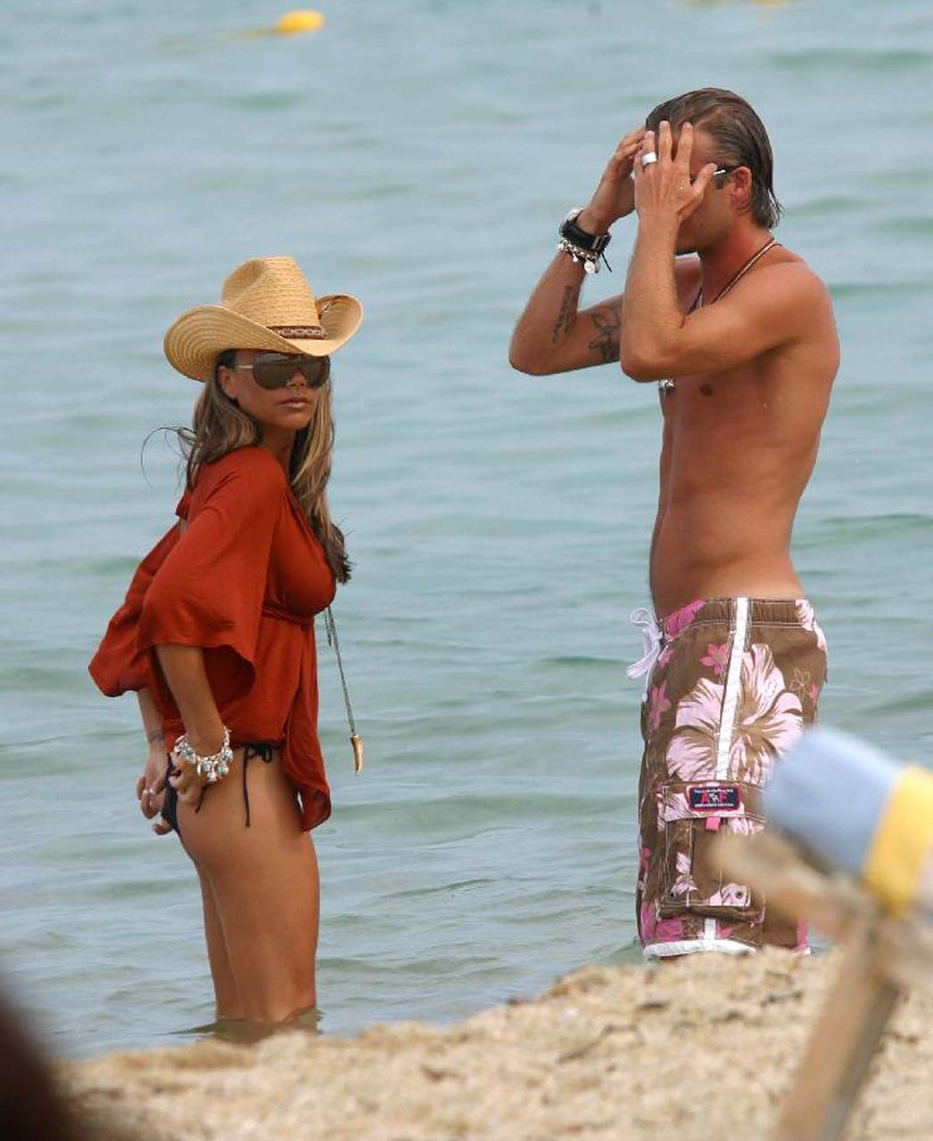 Victoria beckham pillada en topless por los paparazzi mientras tomaba el sol y sexy en bikini
 #75324469