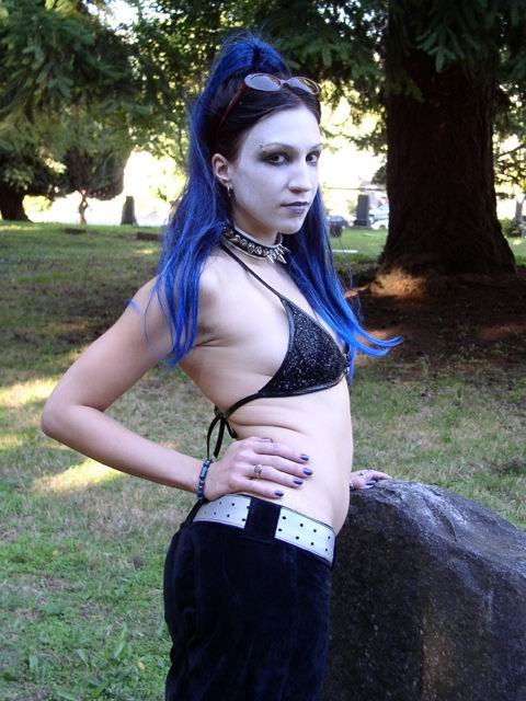 Teenager gotico nudo all'aperto con capelli blu
 #73288407