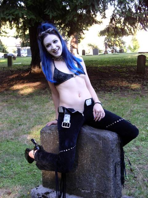 Nacktes Gothic-Teenie mit blauen Haaren im Freien
 #73288419