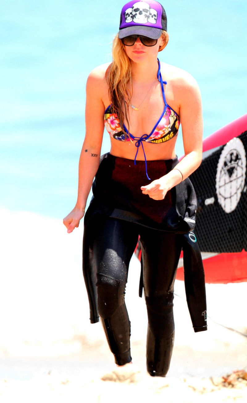 Avril Lavigne slipping her nipple on the beach #75313429
