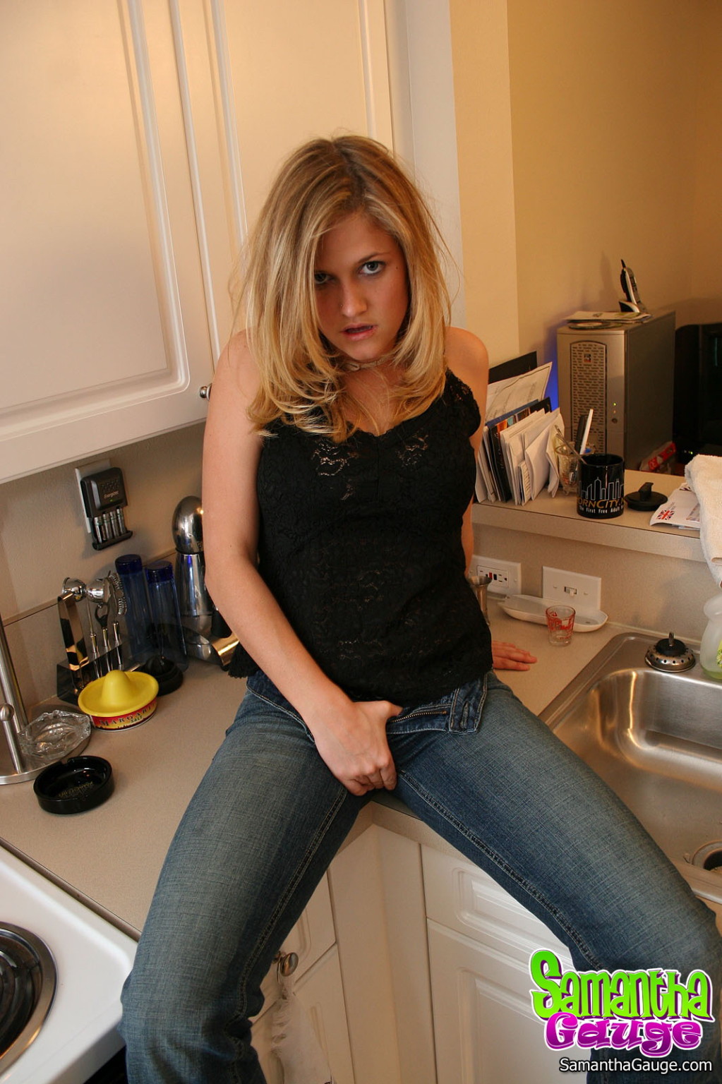 Sam wird wild in ihrer Küche
 #67755322