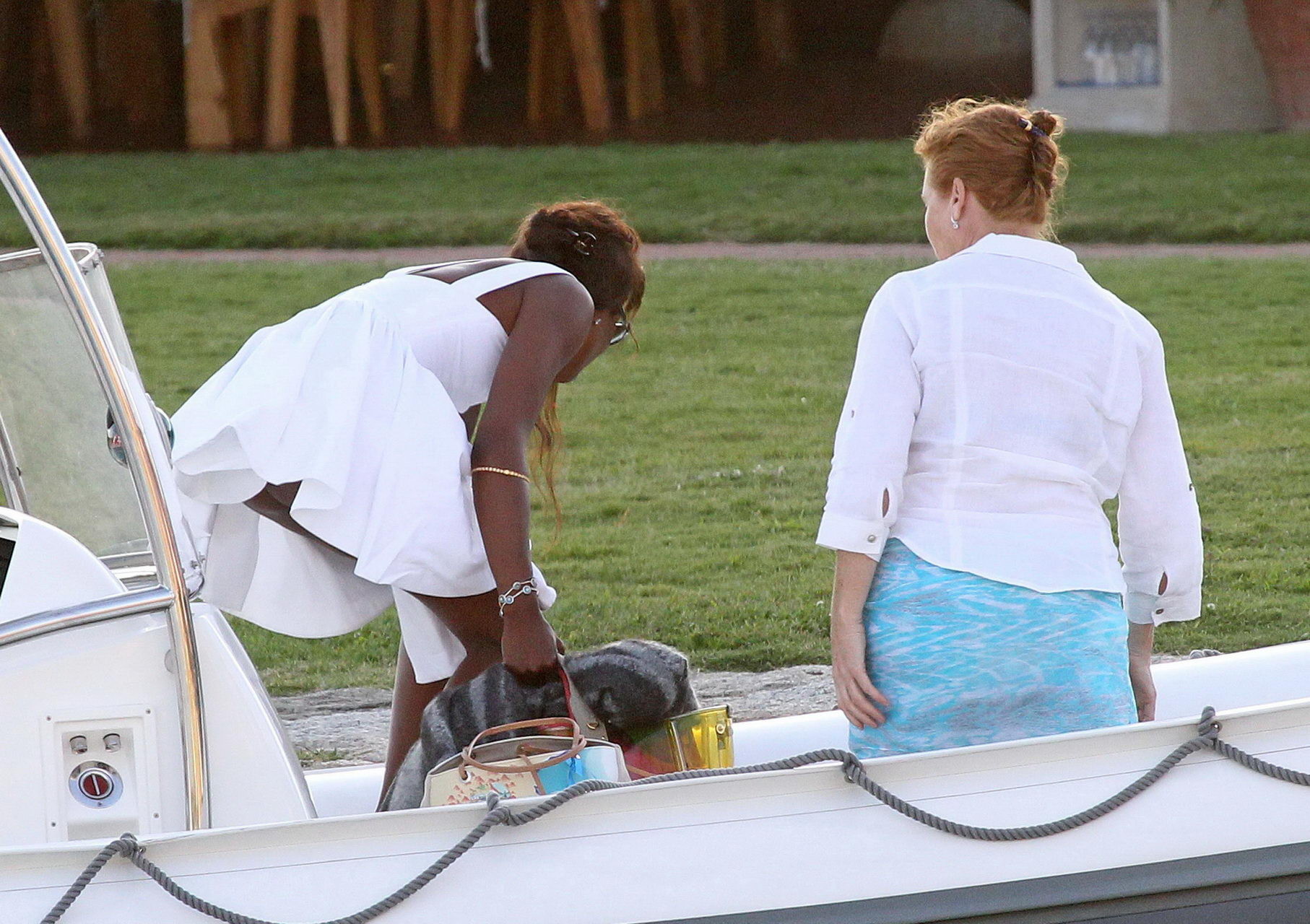 Naomi Campbell zeigt ihre Muschi beim Verlassen des Bootes in Sardinien
 #75335380