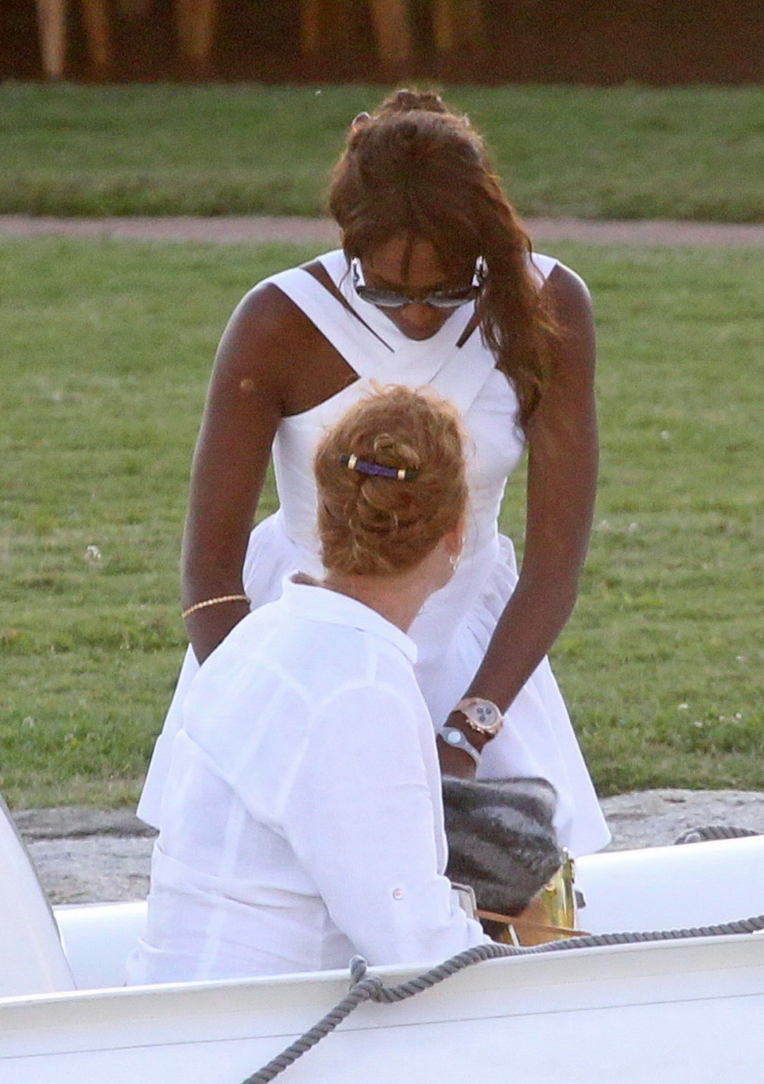 Naomi Campbell zeigt ihre Muschi beim Verlassen des Bootes in Sardinien
 #75335452