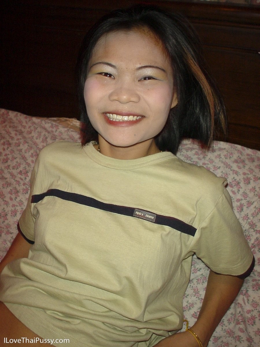 Bangkok prostituta diffondendo il suo buco stretto figa bagnata asian amateur
 #69873605
