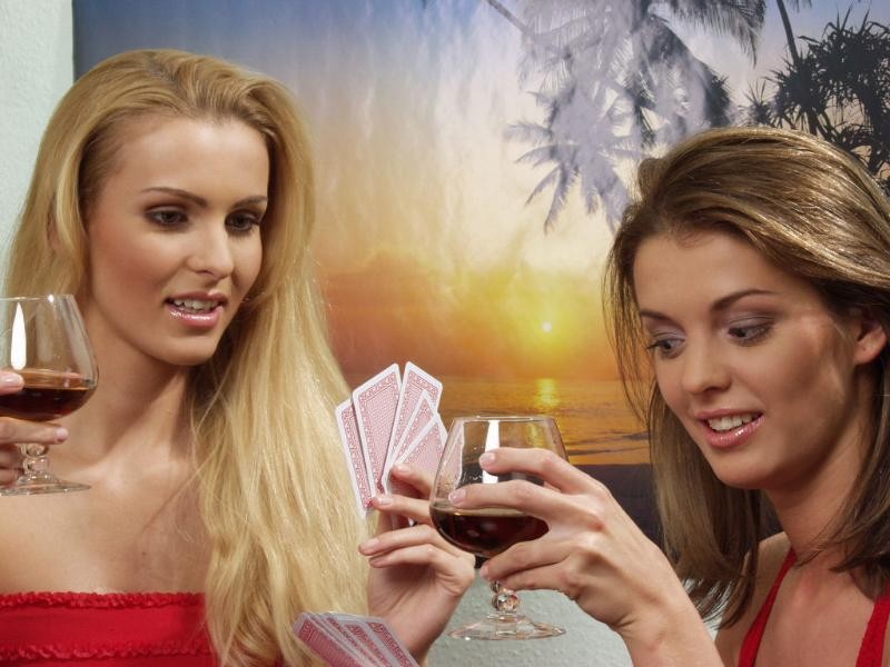 Dos lesbianas cachondas se divierten con un consolador púrpura en el baño.
 #78175941