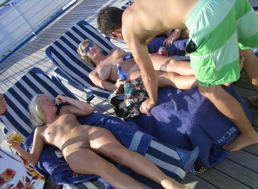 Nackte Teenie-Freunde entblößen sich im Wasser
 #72254308
