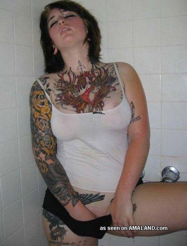 Bilder von Szene-Babes, die ihre Tattoos und Piercings zur Schau stellen
 #75709386