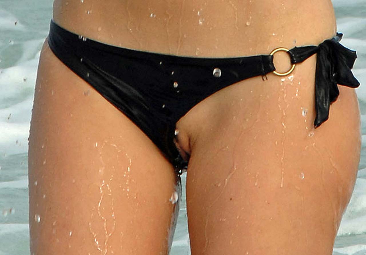 Maria Menounos blinkt ihre nackte Muschi in einer Oops-Situation mit Bikini am Strand
 #75321720