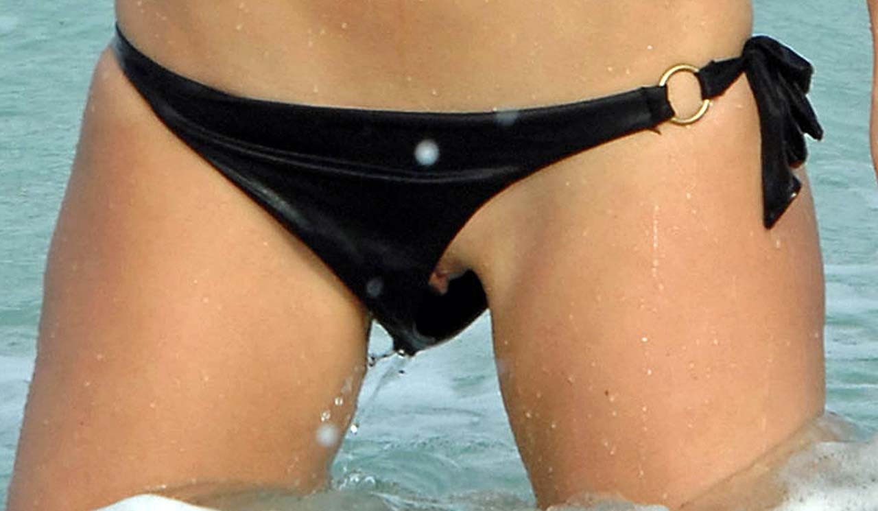 Maria Menounos flashing her bare pussy in oops situation with bikini on beach #75321728