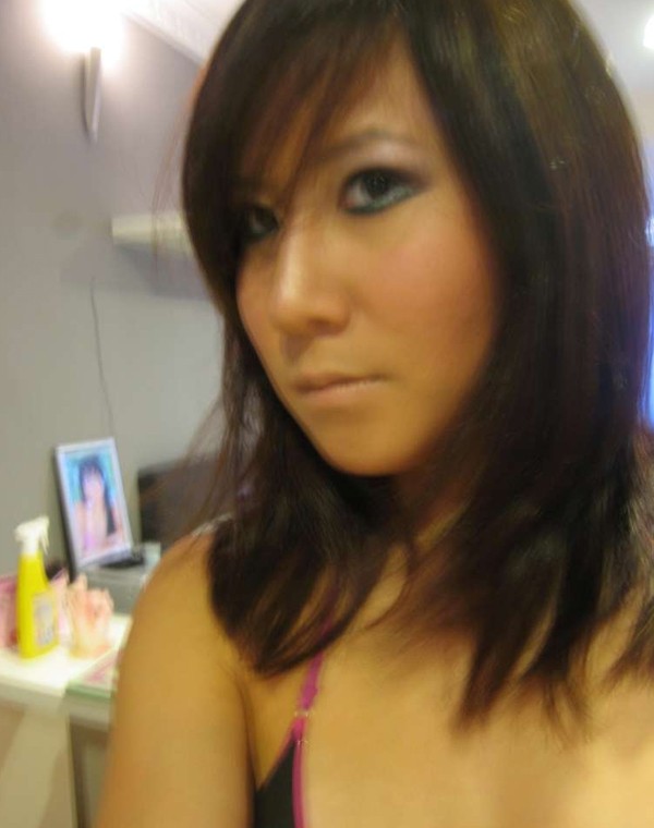 Asiatische coed geht voll nackt in Couch zeigt squeezable Titten
 #69906093