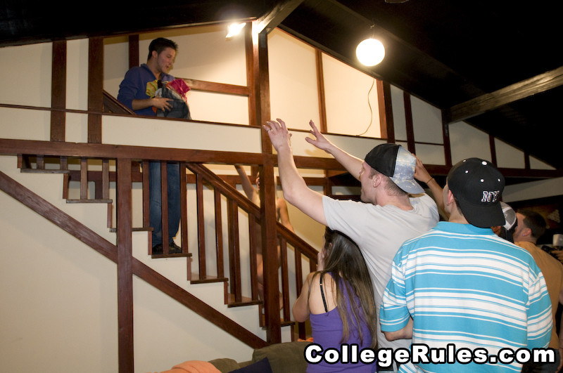 College-Party wird bald zu einer Hardcore-College-Orgie
 #74596662