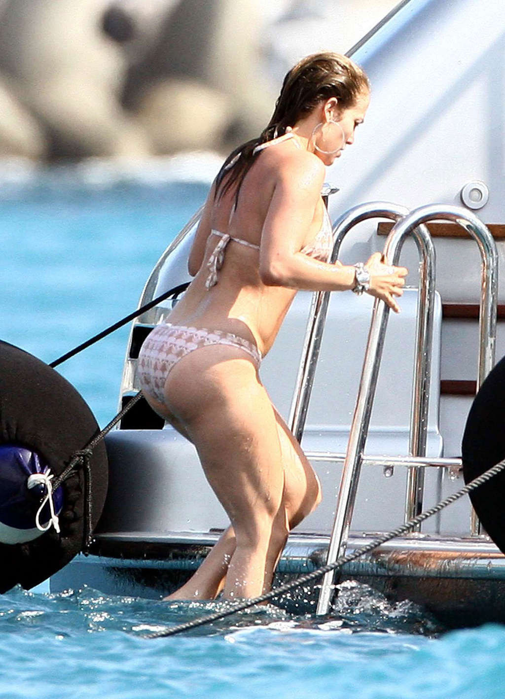 Jennifer lopez s'amusant sur des yachts et montrant le meilleur cul du monde photo chaude
 #75376257