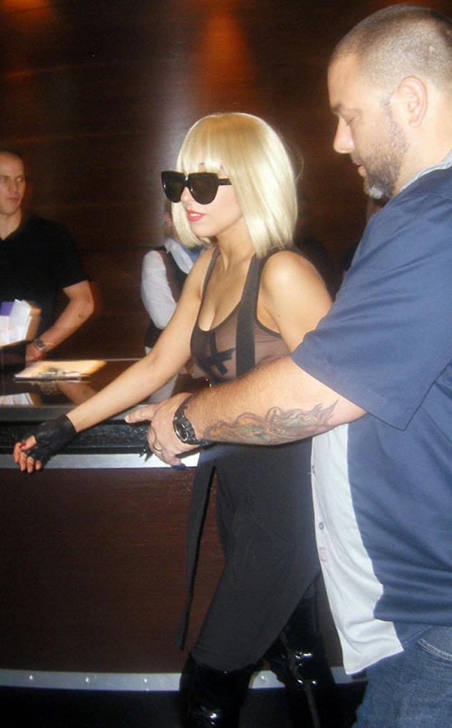 Lady gaga cubriendo sus tetas desnudas con yeso
 #75390311