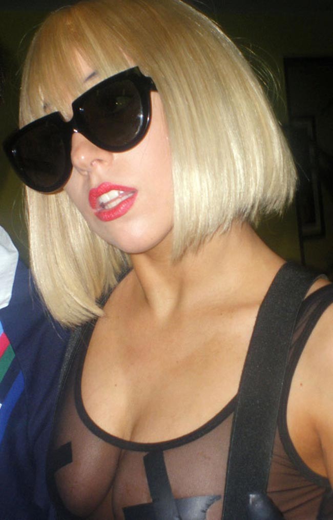 Lady gaga cubriendo sus tetas desnudas con yeso
 #75390316