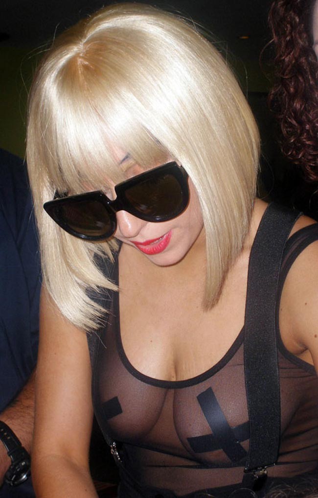 Lady gaga cubriendo sus tetas desnudas con yeso
 #75390335