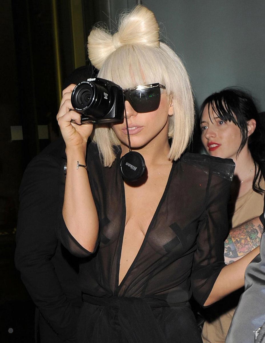 Lady gaga cubriendo sus tetas desnudas con yeso
 #75390347