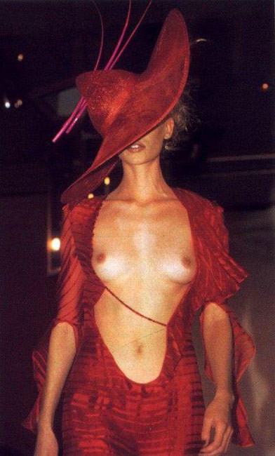 La chanteuse célèbre Kylie Minogue montrant ses seins nus.
 #75428023