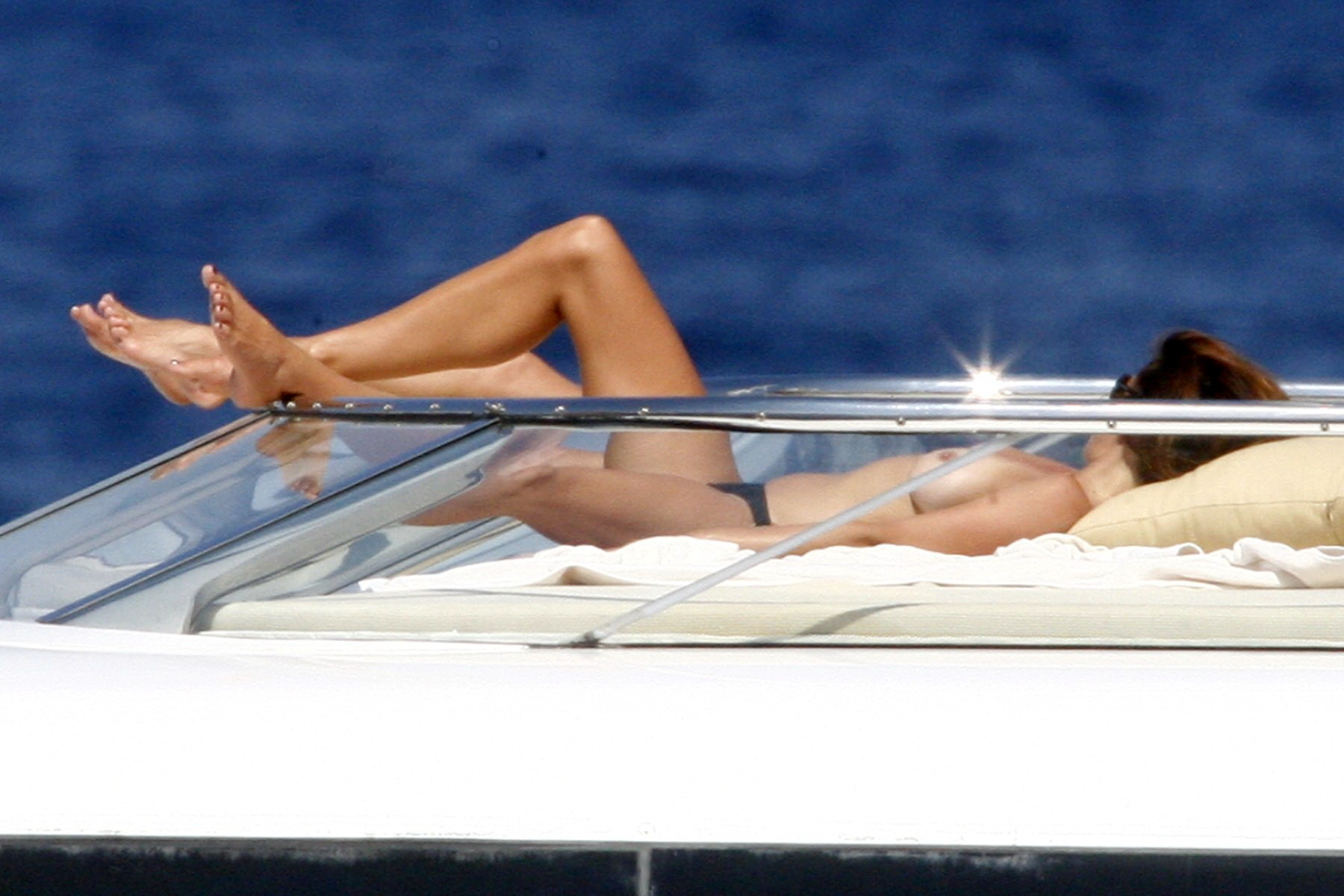 Cindy Crawford, seins nus, prenant un bain de soleil sur un yacht sur la Côte d'Azur.
 #75334463