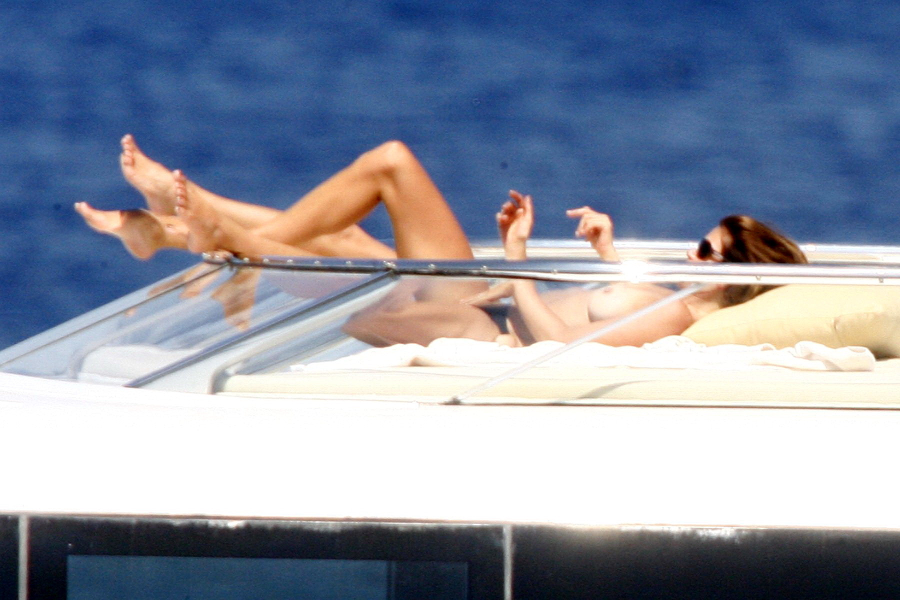Cindy Crawford, seins nus, prenant un bain de soleil sur un yacht sur la Côte d'Azur.
 #75334474