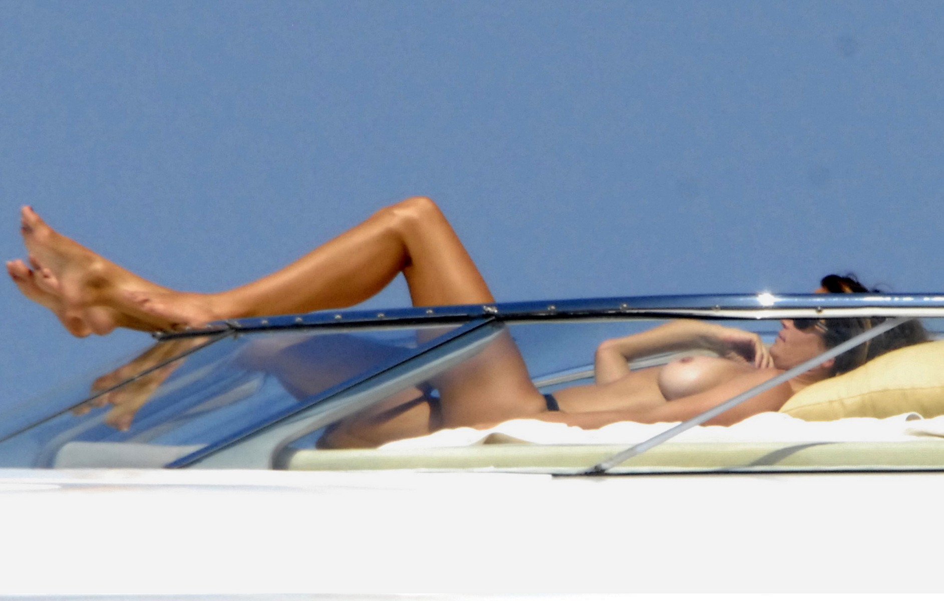 Cindy Crawford, seins nus, prenant un bain de soleil sur un yacht sur la Côte d'Azur.
 #75334506