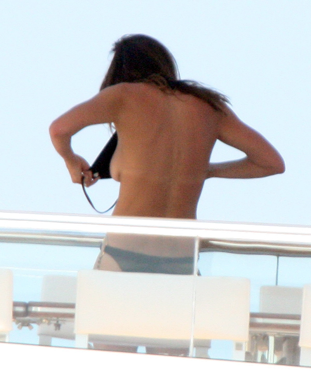 Cindy Crawford, seins nus, prenant un bain de soleil sur un yacht sur la Côte d'Azur.
 #75334522
