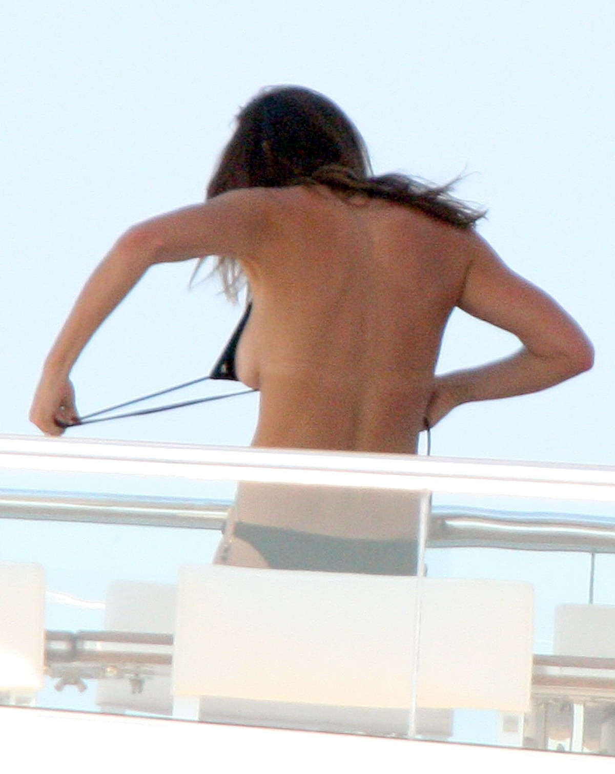 Cindy Crawford, seins nus, prenant un bain de soleil sur un yacht sur la Côte d'Azur.
 #75334526