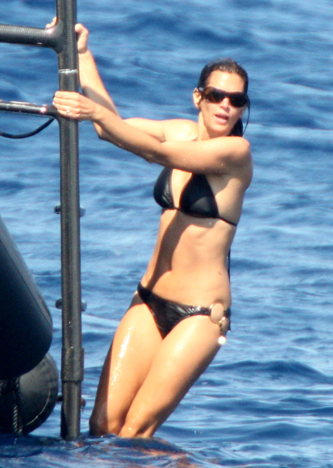 Cindy Crawford, seins nus, prenant un bain de soleil sur un yacht sur la Côte d'Azur.
 #75334557