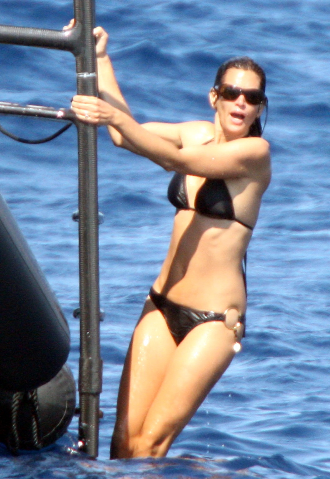 Cindy Crawford, seins nus, prenant un bain de soleil sur un yacht sur la Côte d'Azur.
 #75334564